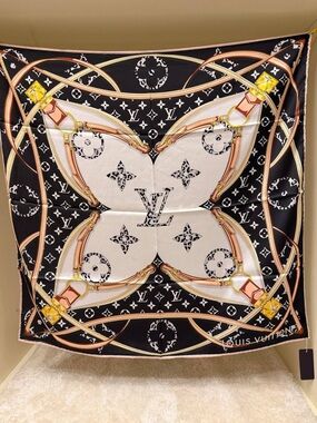 Louis Vuitton Wild At Heart Silk Scarf w/Tags 35x35 ‼️LAST ONE LEFT hijab